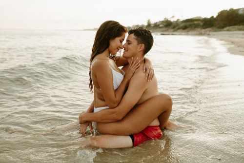 Confidential session portrait by the shoreline